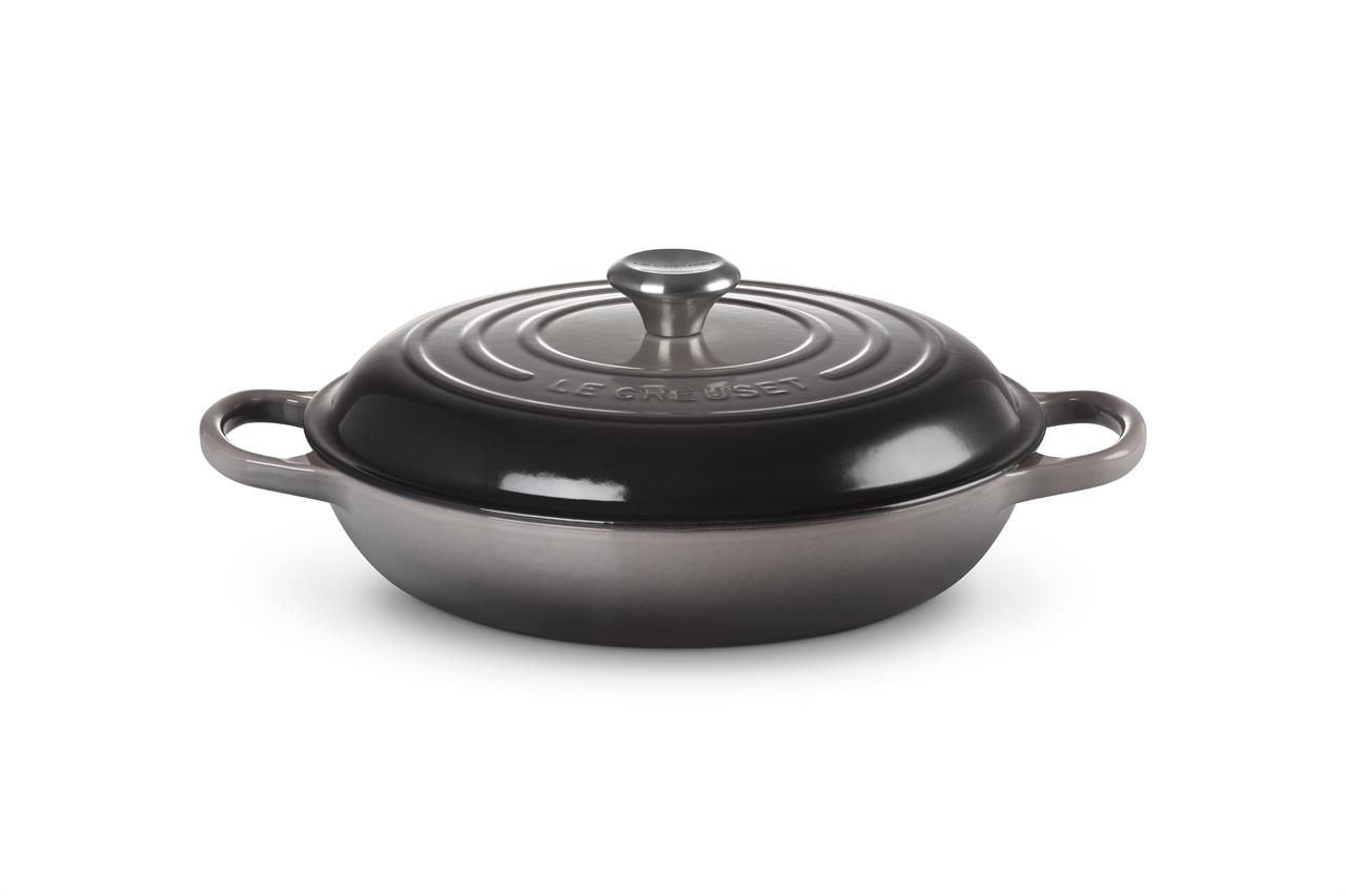 Das Bild zeigt einen Gourmet Profitopf Signature mit einem Durchmesser von 30 cm in der Farbe Flint. Der Topf hat zwei Griffe und einen passenden Deckel mit Knauf.