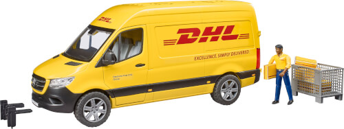 Auf dem Bild ist ein gelber DHL-Lieferwagen zu sehen. Daneben steht eine Figur, die Pakete trägt, sowie ein Rollcontainer.