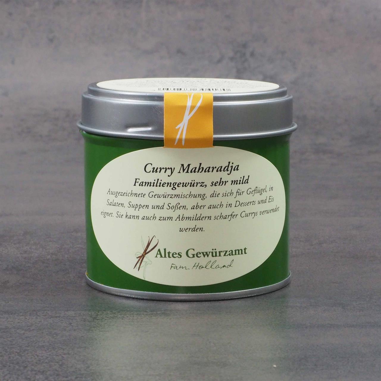 Das Bild zeigt eine grüne Gewürzdose mit der Aufschrift "Curry Maharadja Gewürzmischung 70g". Auf dem Etikett steht, dass es sich um ein mildes Familiengewürz von Altes Gewürzamt handelt.