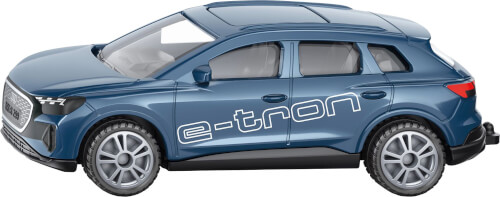 Auf dem Bild ist ein blauer Spielzeugauto-SUV zu sehen. An der Seite des Autos steht in großen Buchstaben "e-tron".