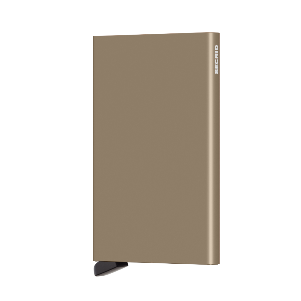 Das Bild zeigt den Cardprotector Sand, ein schlankes und minimalistisches Kartenetui. Es ist sandfarben und hat eine glatte Oberfläche mit dem Logo „SECRID“ an der Seite.