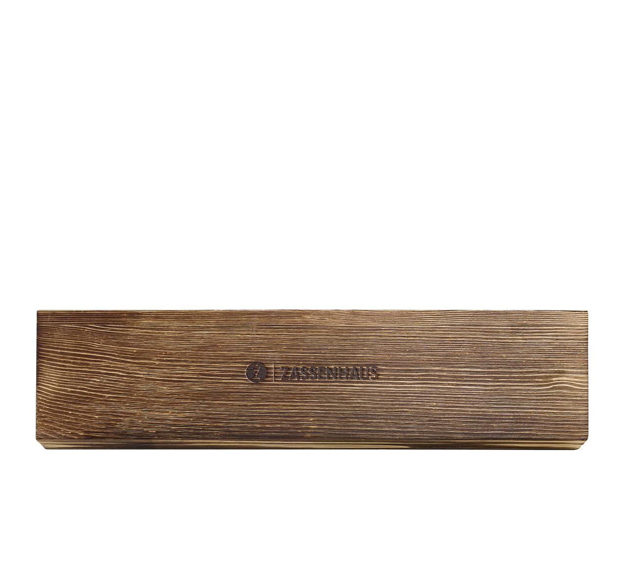Dies ist eine rechteckige Holzbox mit der Aufschrift „Zassenhaus“ auf der Vorderseite. Die Box dient als Verpackung für das Santokumesser Kyoto 18 cm Wenge.