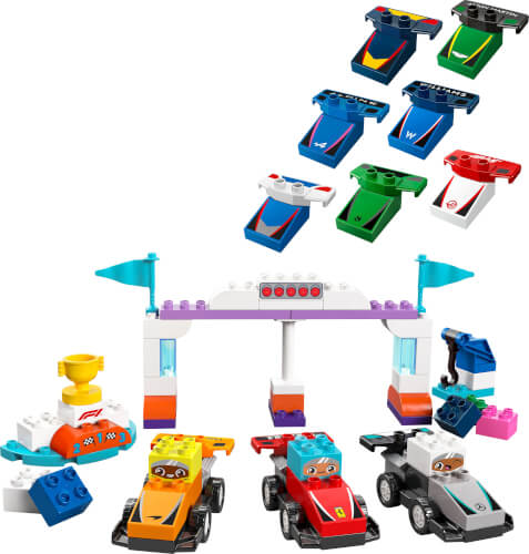 Das Bild zeigt ein LEGO-Set mit drei bunten Rennautos, einer Ziellinie und verschiedenen zusätzlichen Teilen. Über der Ziellinie schweben mehrere austauschbare Motorhauben in verschiedenen Farben.