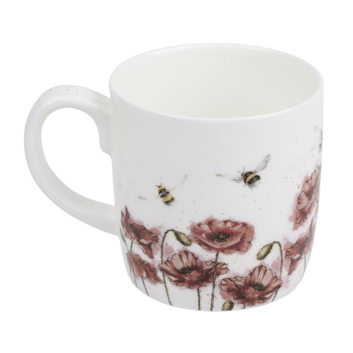 Die Tasse zeigt ein hübsches Motiv mit roten Blumen und fliegenden Bienen. Sie hat ein Fassungsvermögen von 0,31 Litern.