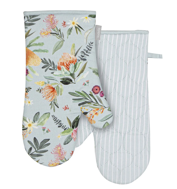 Auf dem Bild ist das Topfhandschuhe 2er Set "Esperance" aus Baumwolle zu sehen. Die Handschuhe schützen die Hände beim Kochen und Backen.