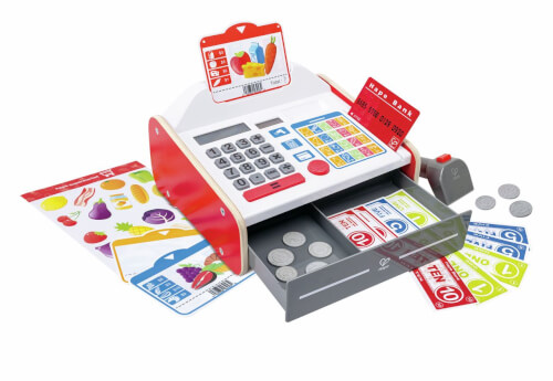 Das Bild zeigt eine Spielzeugkasse mit buntem Spielgeld, Karten und Aufklebern. Die Schublade der Kasse ist offen und zeigt Münzen und Geldscheine.