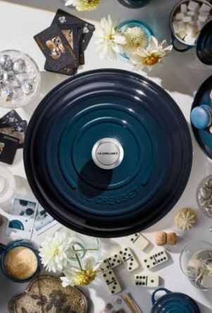 Gezeigt wird ein Produkt namens Le Creuset 2. Es handelt sich vermutlich um Kochgeschirr oder einen Topf.