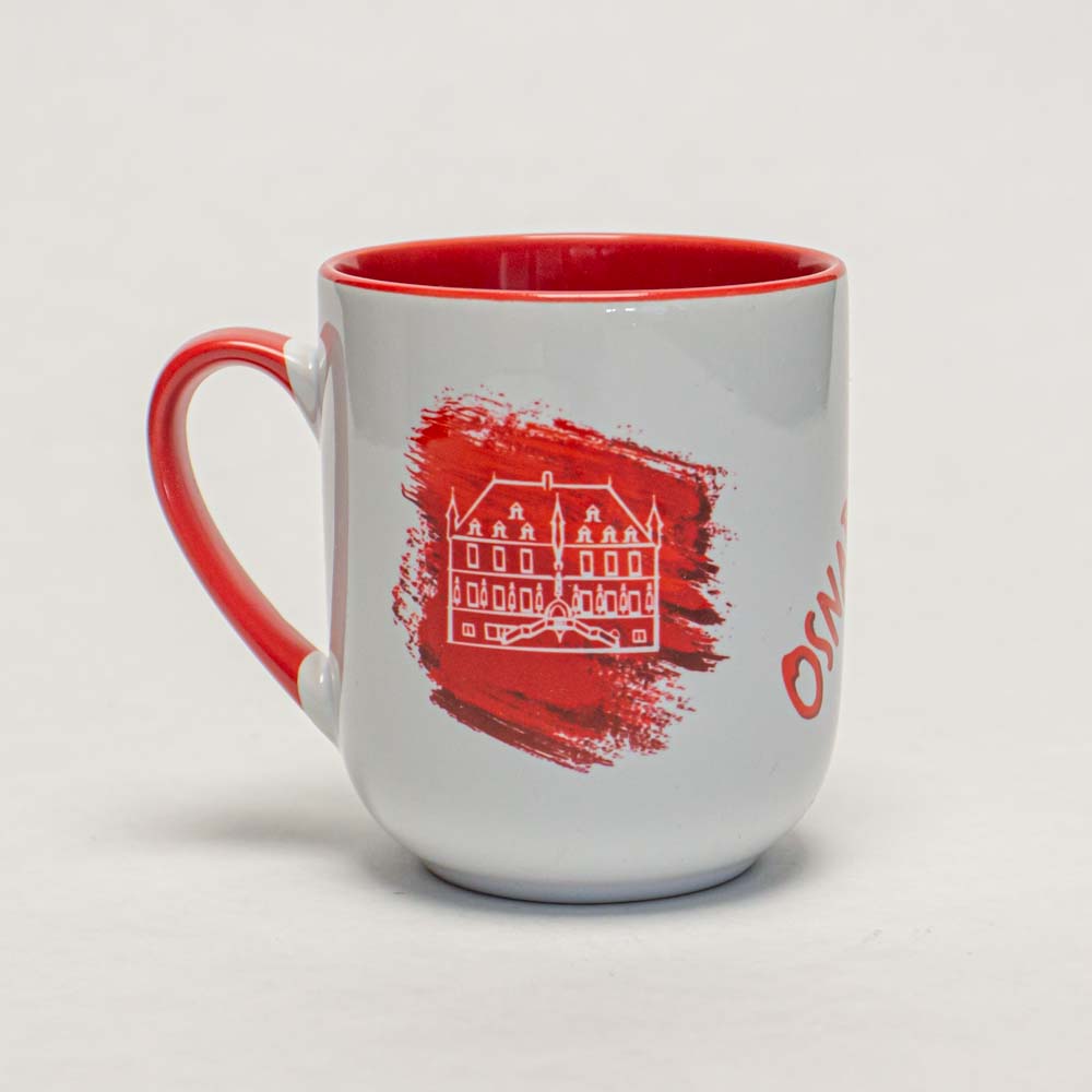 Die Tasse ist weiß mit einem roten Inneren und Henkel. Auf der Vorderseite befindet sich eine rote Zeichnung des Osnabrücker Rathauses.