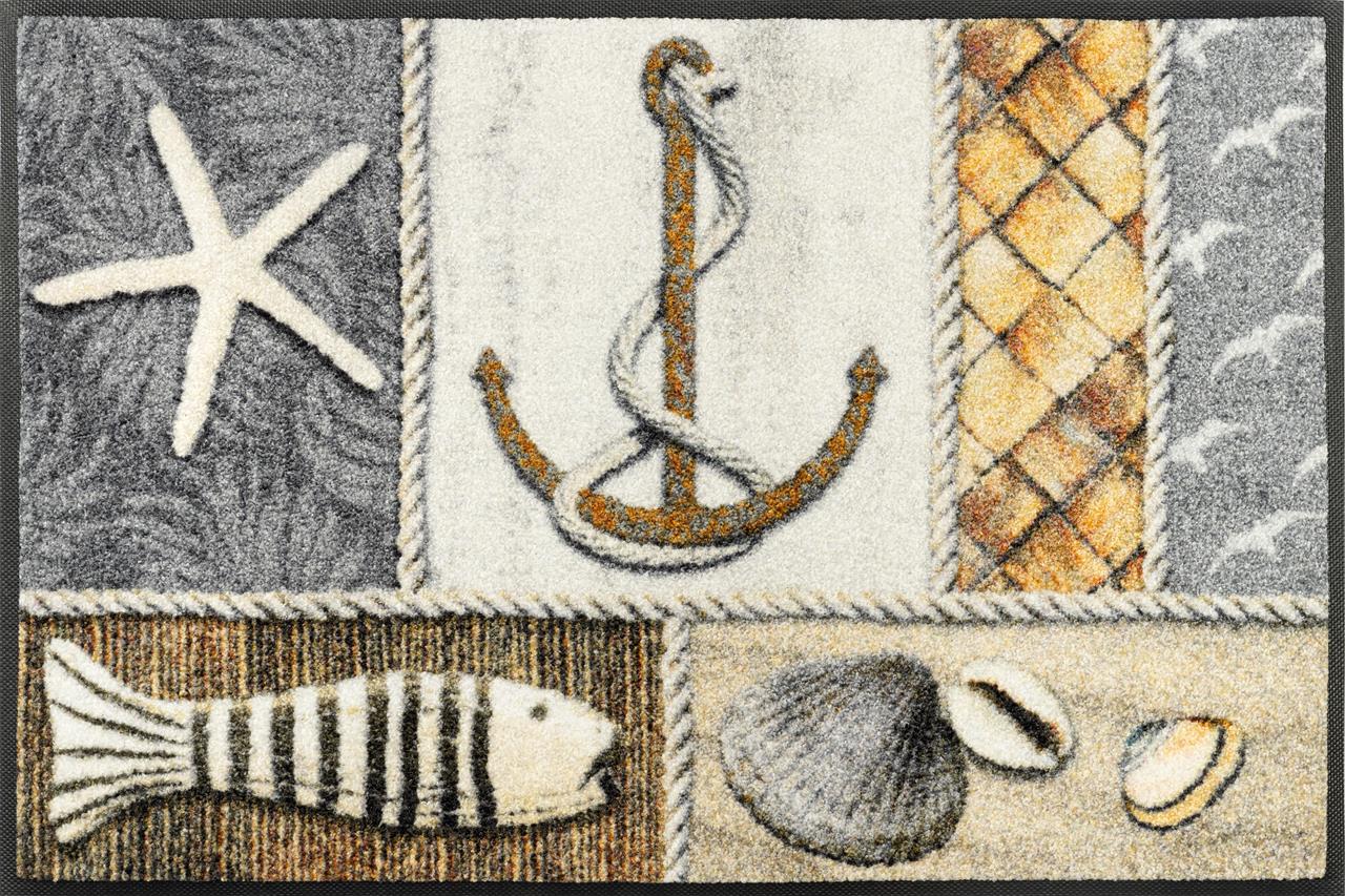 Die Fußmatte Coastline 50x75 zeigt maritime Motive wie einen Anker, einen Seestern, einen Fisch und Muscheln. Sie ist in warmen Beige-, Grau- und Brauntönen gestaltet und sorgt für ein strandähnliches Ambiente.