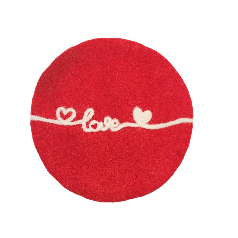 Das Bild zeigt einen runden, roten Filzuntersetzer. Auf dem Untersetzer steht in weißer Schrift das Wort "love" mit zwei kleinen Herzmotiven.