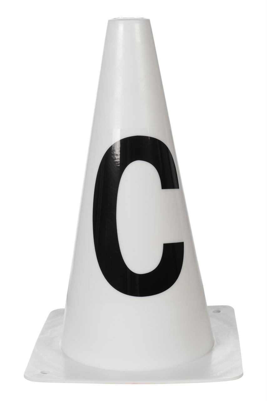 Auf dem Bild ist ein weißer Pylon mit einem großen schwarzen Buchstaben "C" zu sehen. Er wird als Bahnpylone für Dressur oder Hobby Horsing verwendet.