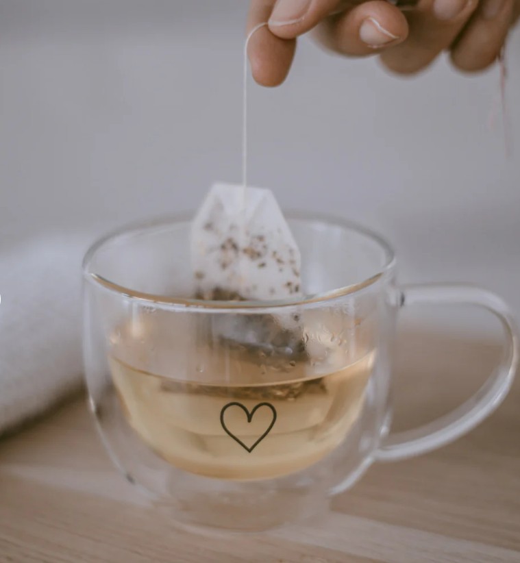 Doppelwandige Glastasse mit Herzmotiv und 250ml Fassungsvermögen. Die Tasse besteht aus Glas und ist ideal für heiße Getränke geeignet.