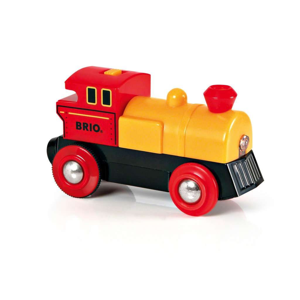 Das Bild zeigt die BRIO® World Gelbe Batterielok 33594, eine batteriebetriebene Spielzeuglokomotive. Die Lok ist hauptsächlich gelb und rot mit schwarzen Details und silbernen Rädern.
