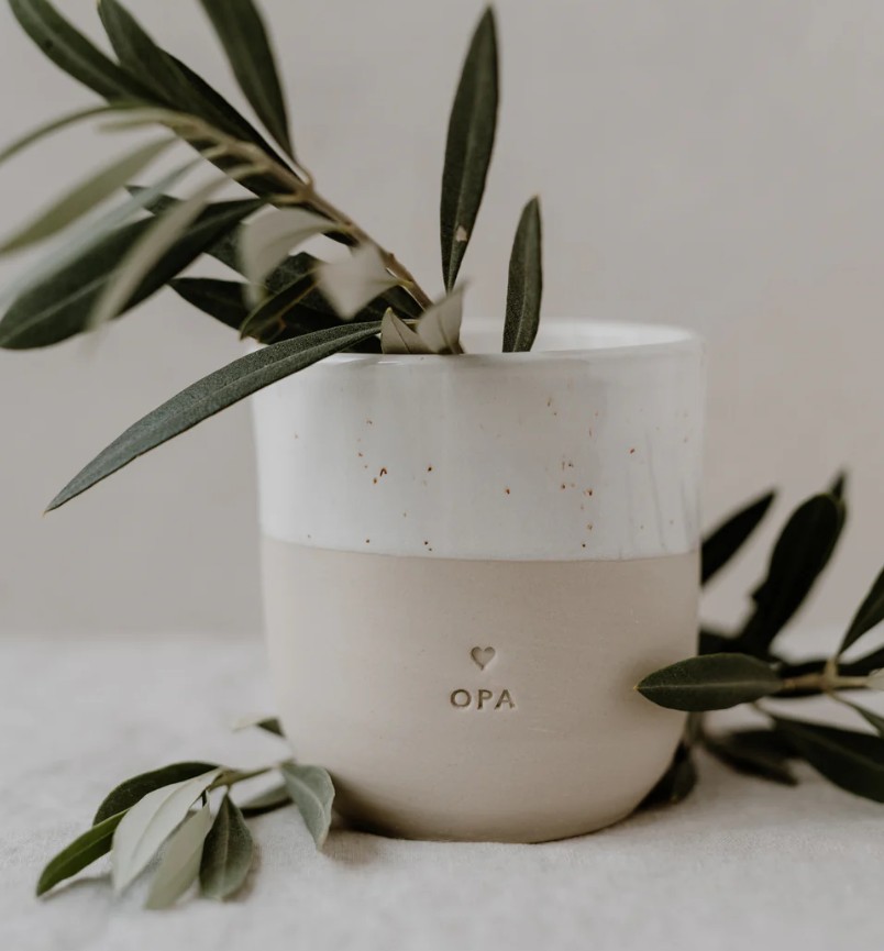 Becher Opa mit passendem Motiv für Großväter. Der Becher ist ein liebevolles Geschenk für Opa.