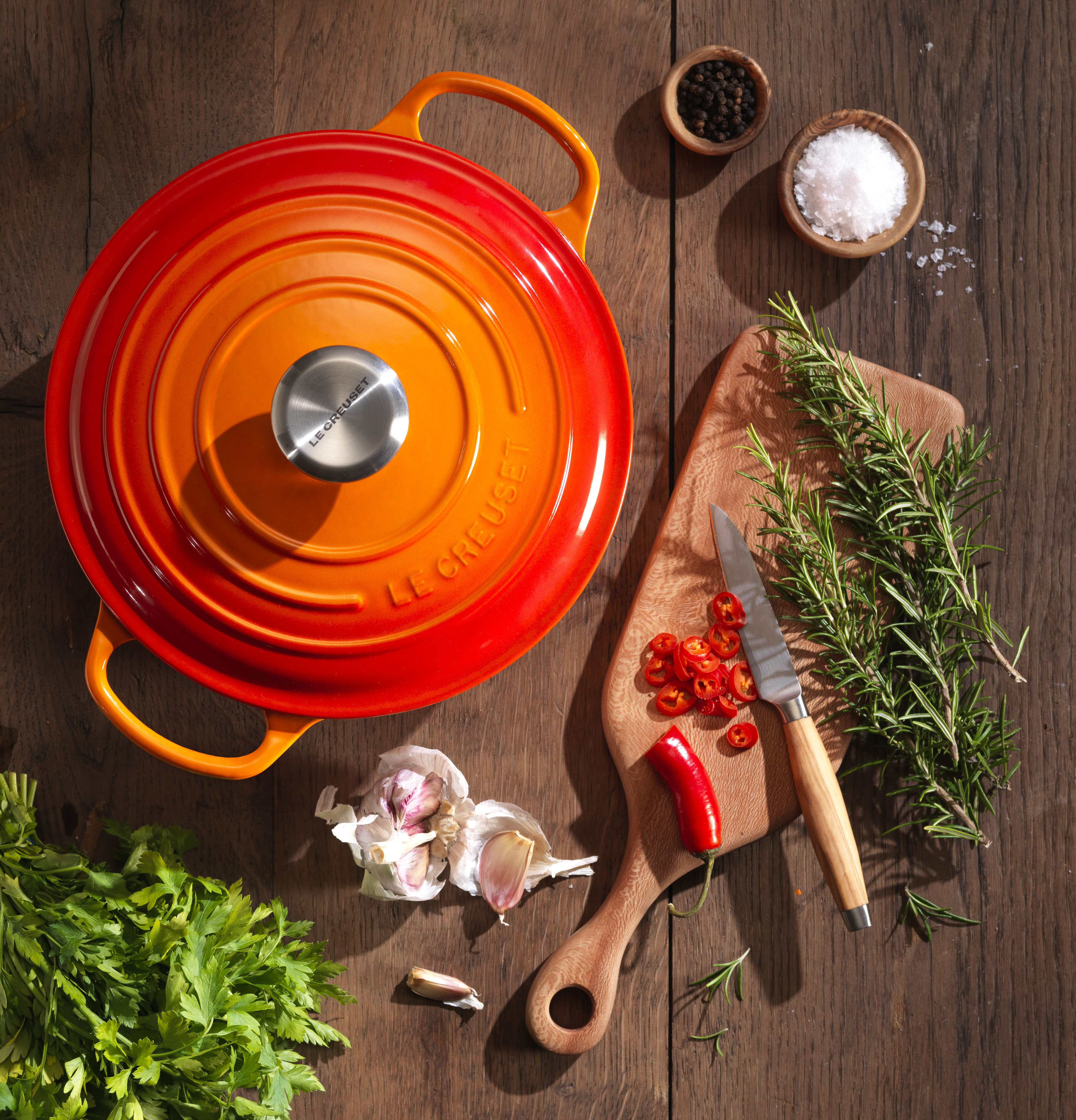 Das Bild zeigt das Produkt 'Le Creuset live bei uns im Haus! 23. & 24. Oktober 2026'. Es handelt sich um einen runden Bräter von Le Creuset in der Farbe Ofenrot.