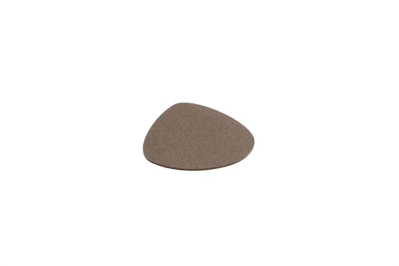 Das Bild zeigt einen taupefarbenen Untersetzer in unregelmäßiger, dreieckiger Form. Der Untersetzer misst 15 x 13 cm und trägt den Namen "Stone 35".