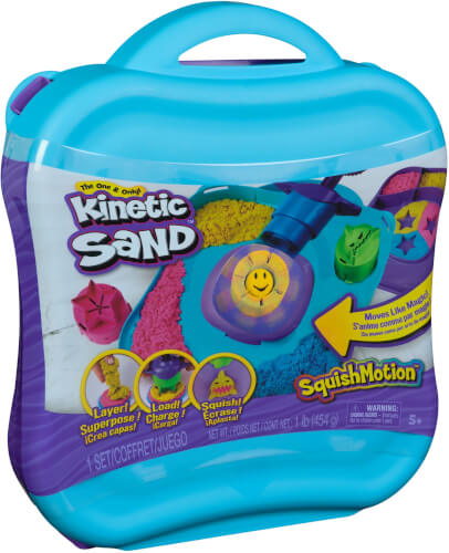 Auf dem Bild ist ein Set „Kinetic Sand SquishMotion“ in einer blauen Tragetasche zu sehen. Das Set enthält farbigen Sand und verschiedene Werkzeuge zum Formen und Spielen.