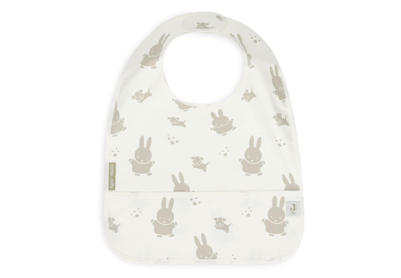Das Bild zeigt ein wasserdichtes Lätzchen in Olivgrün mit niedlichen Miffy- und Snuffy-Motiven. Das Lätzchen hat einen praktischen Auffangschutz am unteren Rand.