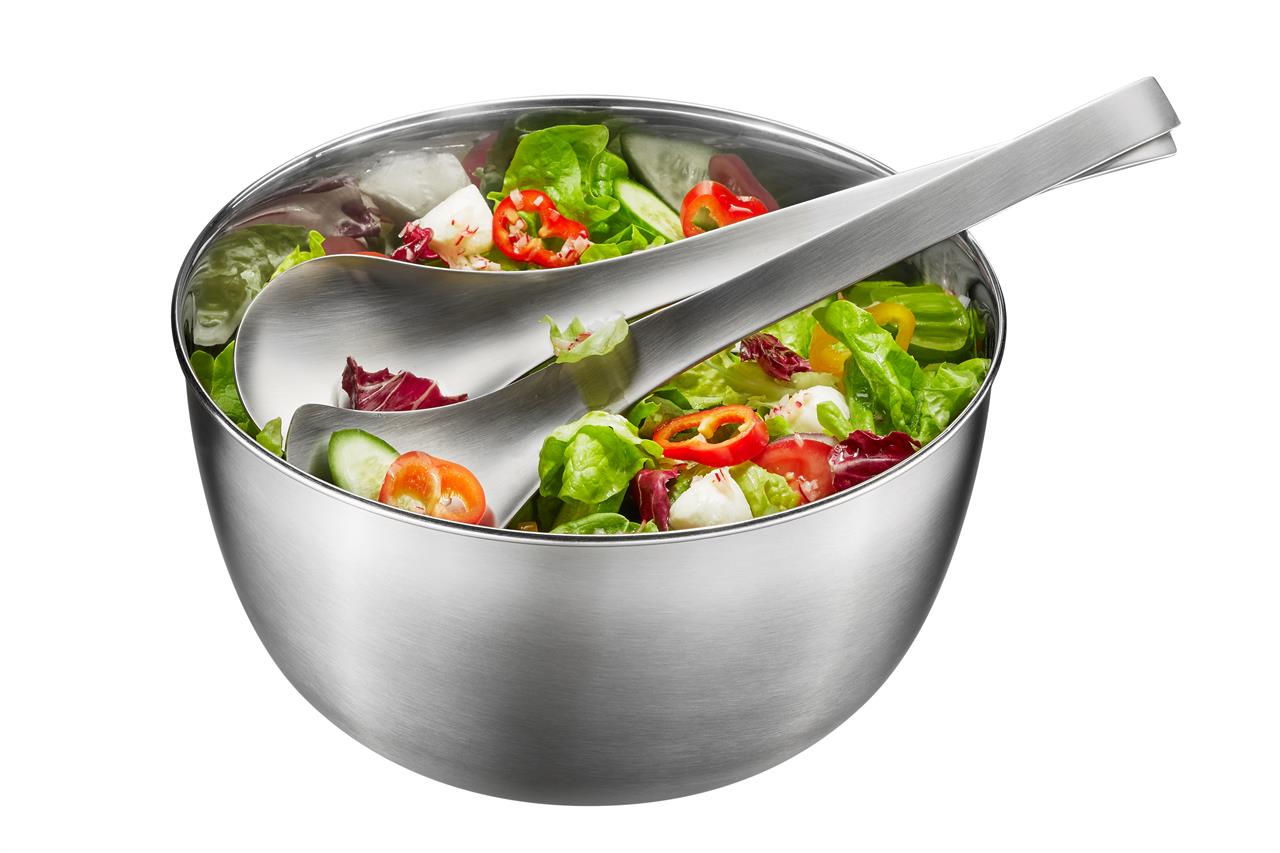 Die Abbildung zeigt die Salatschleuder SPEEDWING® aus Edelstahl, gefüllt mit frischem Salat. Zwei Edelstahl-Salatbestecke liegen in der Schüssel.