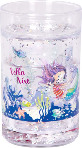 Das Bild zeigt ein Glas mit Wasser und Glitzer. Auf dem Glas ist eine Meerjungfrau mit lila Haaren und der Schriftzug "Nella Nixe" abgebildet.
