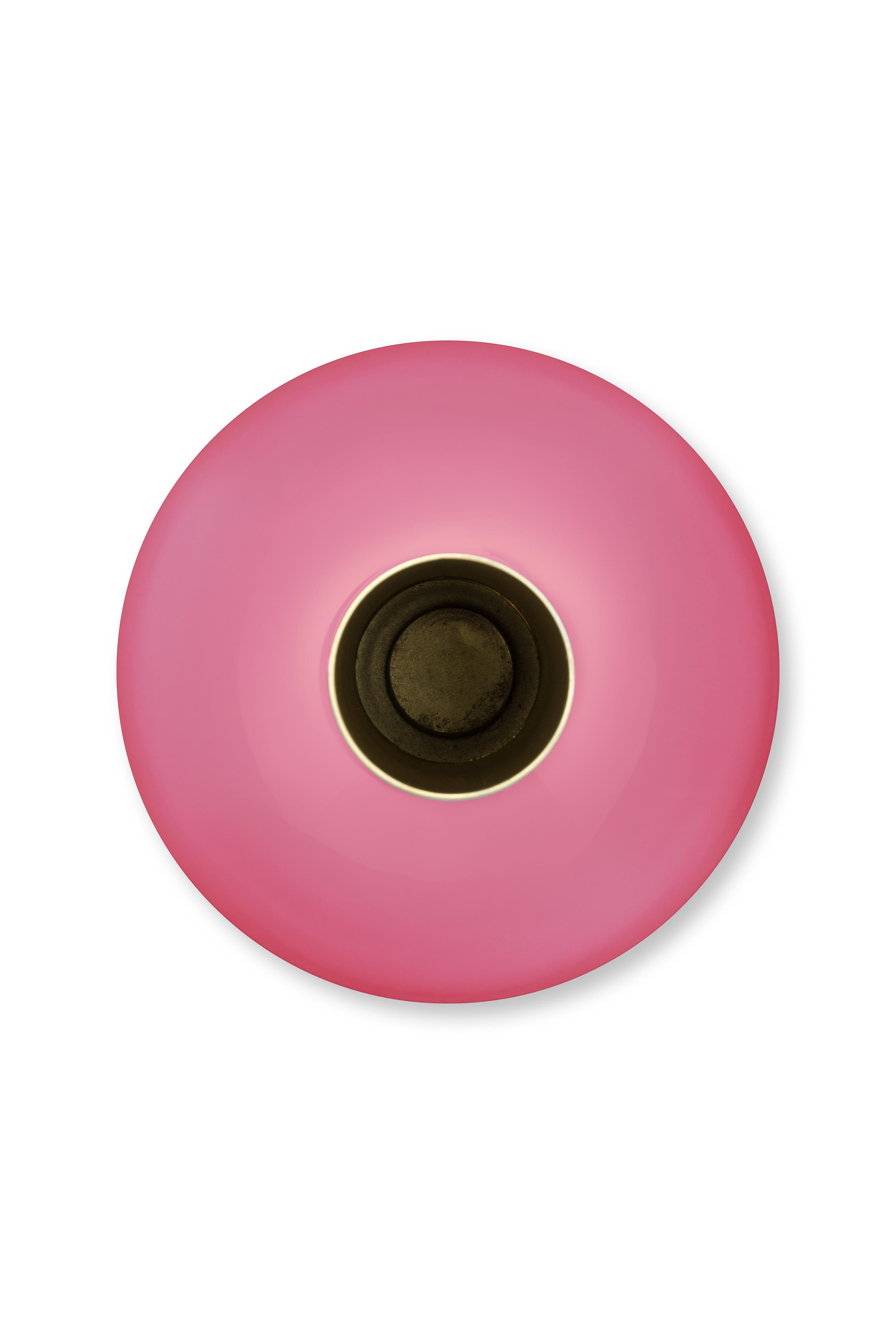 Die Vase Metal Medium Pink ist 19x33 cm groß und hat eine pinke Farbe. Sie besitzt eine schlanke, elegante Form.