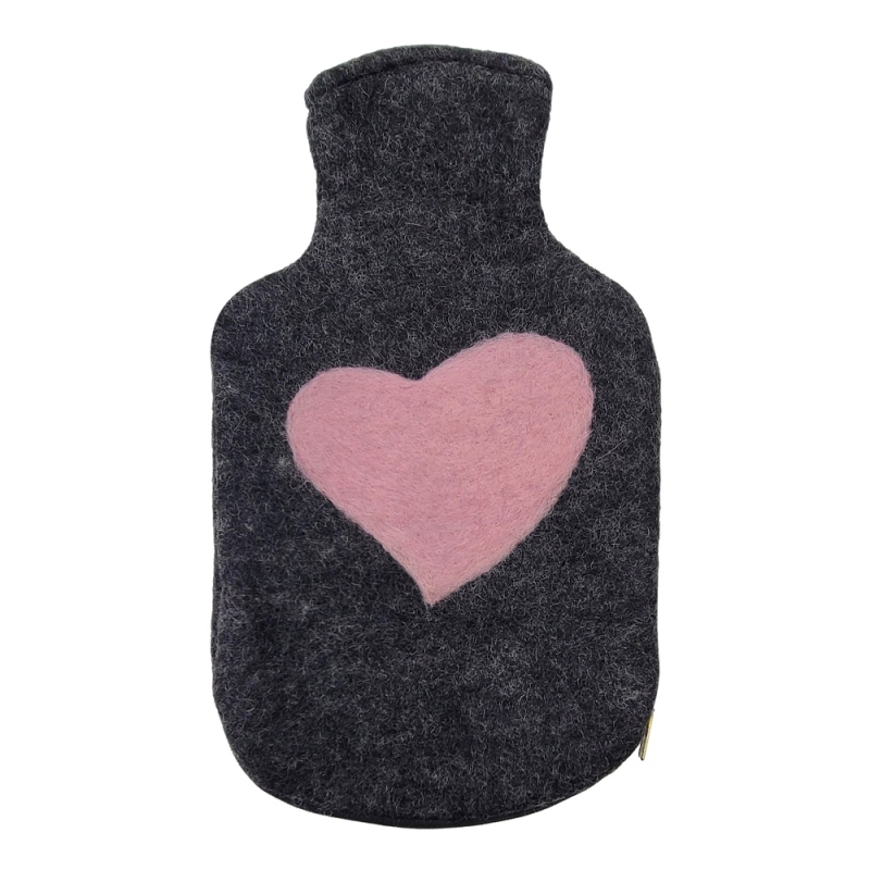 Dieser Artikel ist ein großer Wärmflaschenüberzug mit Herzmotiv in Rosa und Natur Dunkel. Er hält die Flasche warm und sieht hübsch aus.