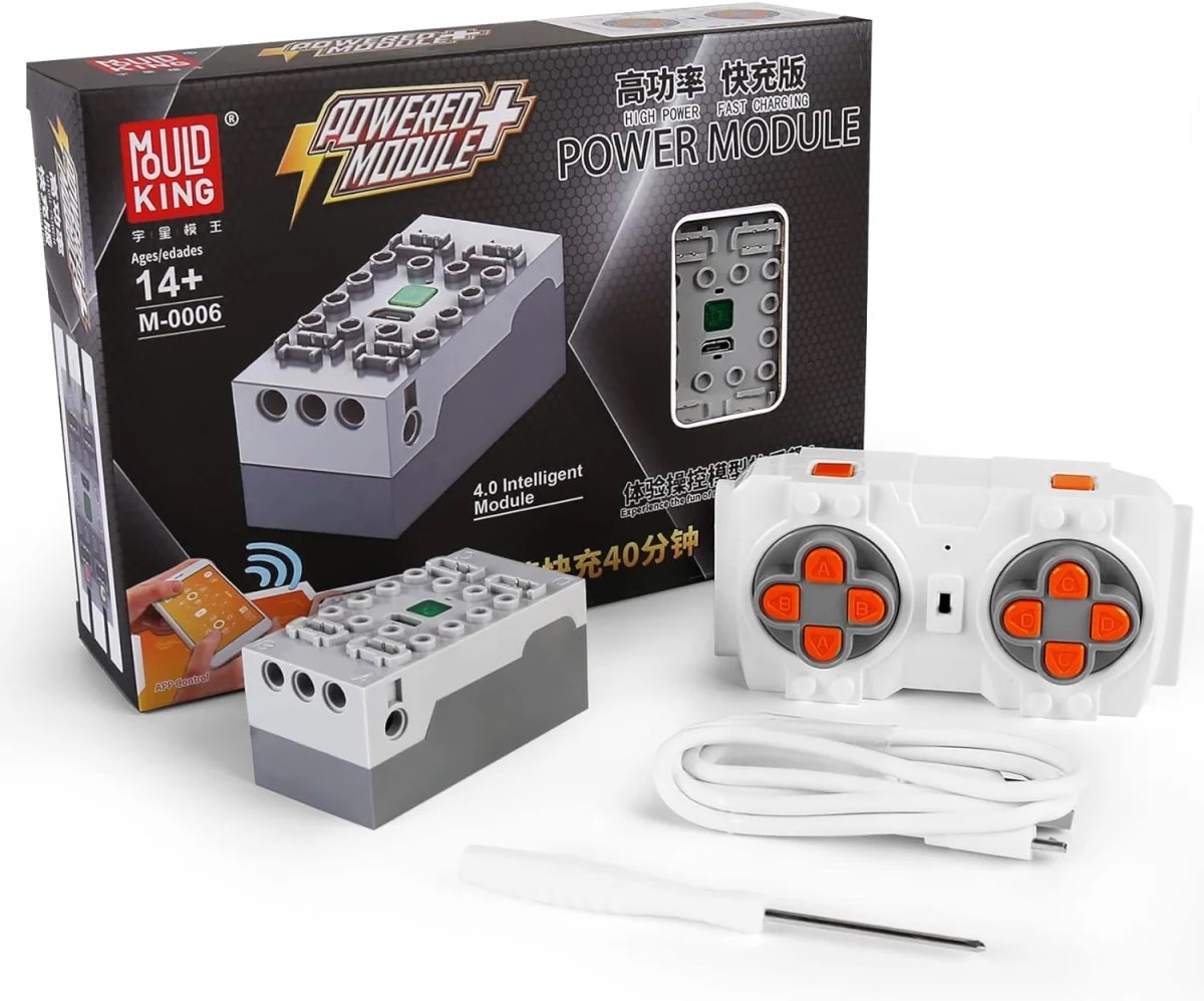 Das Bild zeigt das Produkt "Mould King® M-0006 4.0 Powered Module inkl. RC" mit Fernsteuerung, Modul, Ladekabel und Werkzeug. Die Verpackung hebt die intelligente Steuerung und schnelle Ladezeit hervor.
