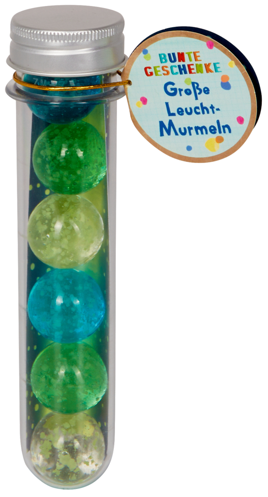 Das Bild zeigt ein Reagenzglas mit einem silbernen Deckel, das bunte Glasmurmeln enthält. Am Glas hängt ein Etikett mit der Aufschrift „Bunte Geschenke – Große Leucht-Murmeln“.