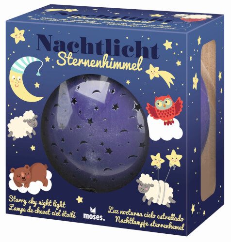 Das Bild zeigt eine Verpackung für ein Nachtlicht mit Sternenhimmel-Design. Auf der Schachtel sind Illustrationen von Mond, Sternen, einer Eule und anderen Tieren zu sehen.