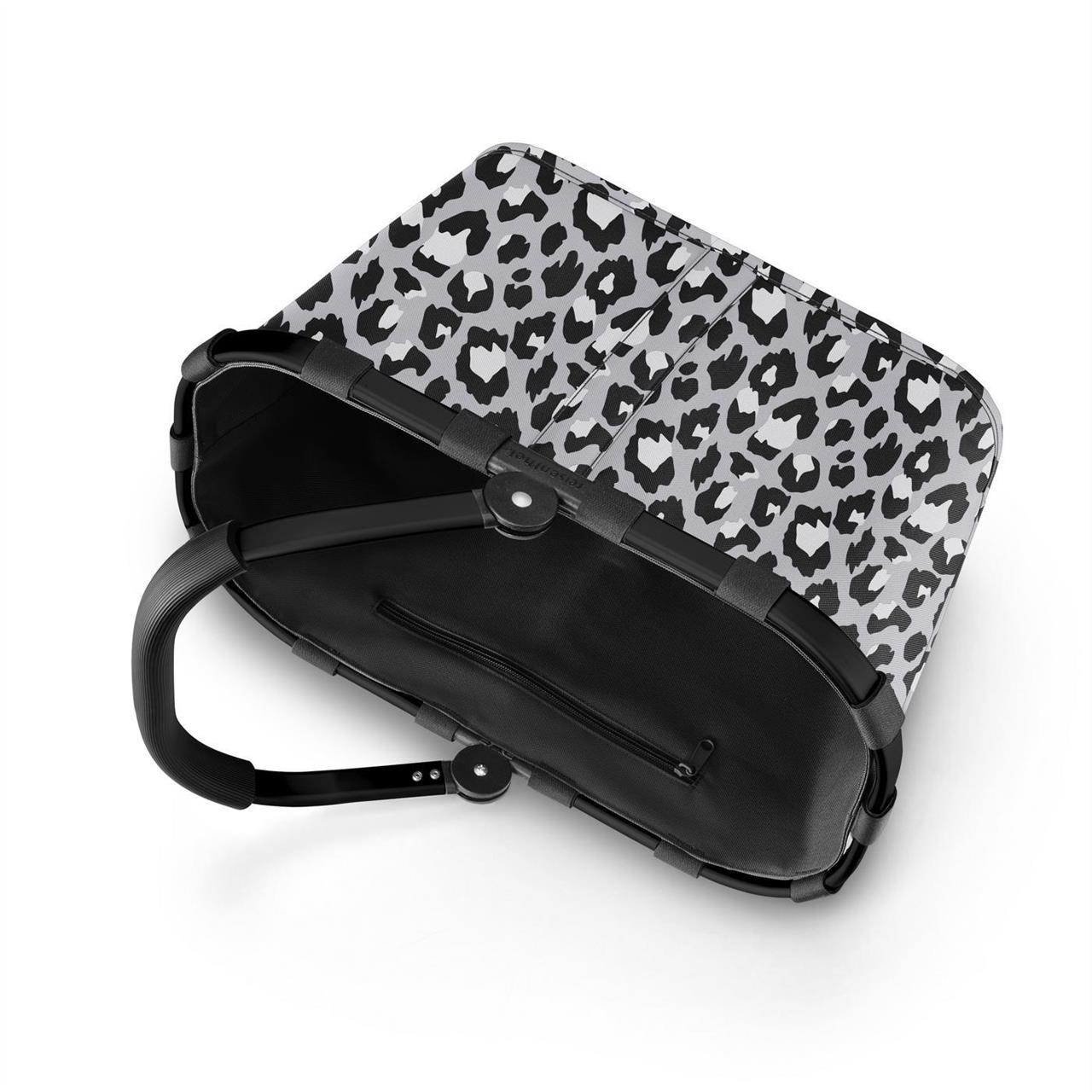Der Einkaufskorb "Carrybag Frame Leo Nero" hat ein auffälliges Leopardenmuster in Schwarz, Grau und Weiß. Er verfügt über einen stabilen schwarzen Rahmen und einen praktischen Tragegriff.
