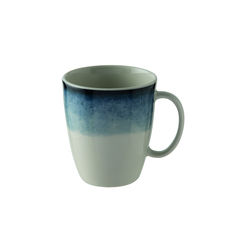 Die Abbildung zeigt einen Henkelbecher aus Porzellan mit dem Namen "Shade Sea". Der Becher ist unten weiß und hat einen blauen Farbverlauf am oberen Rand.