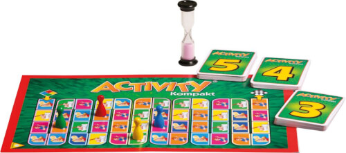 Auf dem Bild sieht man das Brettspiel "Activity Kompakt" mit Spielfiguren, Karten und einer Sanduhr. Das Spielfeld ist bunt gestaltet und die Karten sind mit Zahlen markiert.