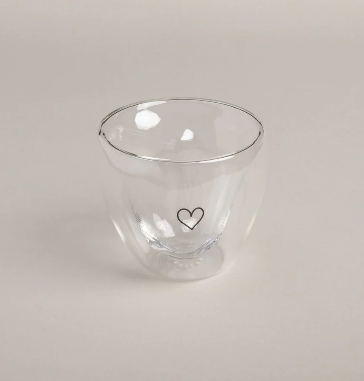 Abgebildet ist das Doppelwandiges Herzglas Herz 200ml. Das Glas hat eine besondere Herzform und ein doppelwandiges Design.