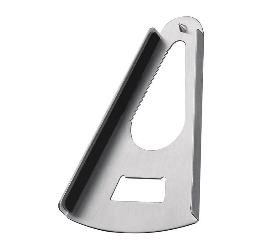 Das Bild zeigt einen silbernen Dosenöffner aus Metall. Er hat eine scharfe Kante und eine Öffnung zum Entfernen von Deckeln.