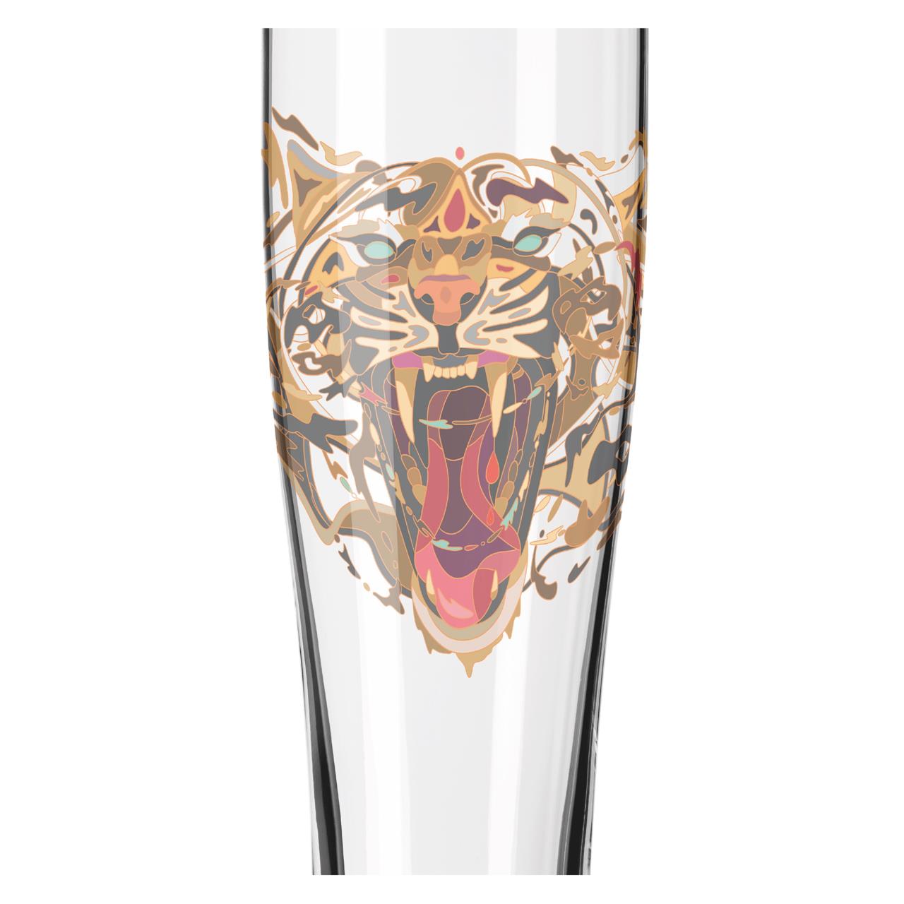 Das Bild zeigt ein Weizenglas mit einem bunten, künstlerischen Tigerkopf-Design. Das Glas ist Teil des Sets "Brauchzeit Weizen 2er Set 21 22 (J. Maller) F24".