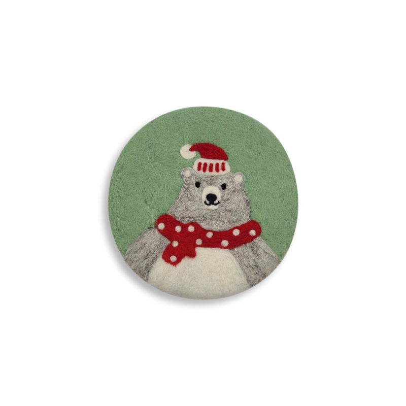 Der Untersetzer zeigt einen Bären mit Schal und Mütze. Das Produkt ist in hellgrün und hat einen Durchmesser von 21 cm.