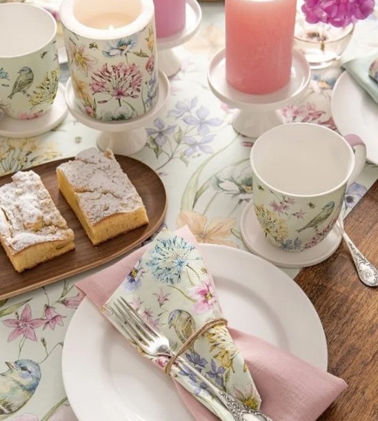 Ein Tisch und eine Tafel sind auf dem Bild zu sehen. Die Szene wirkt einladend und freundlich.