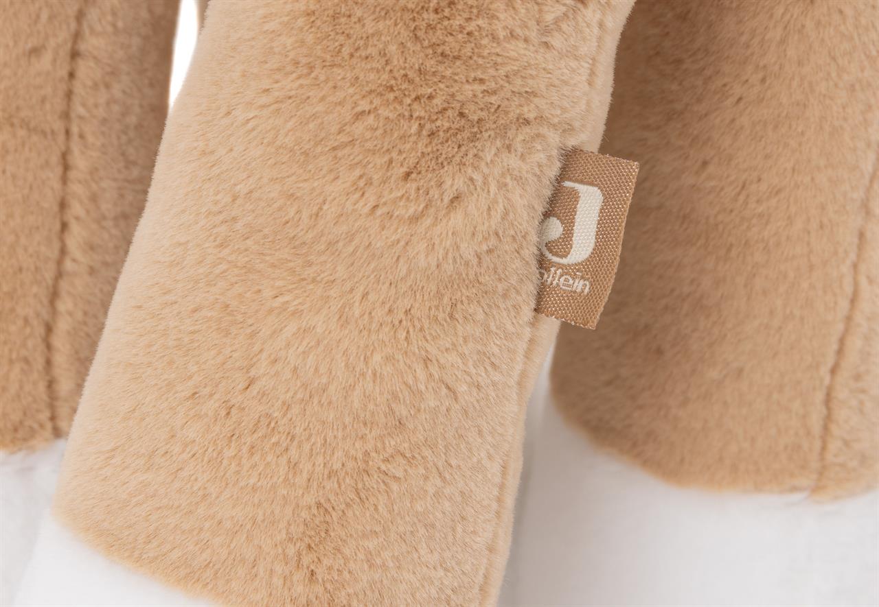 Das Bild zeigt einen Ausschnitt des Kuscheltieres "Kuscheltier XL - Jungle Jambo Giraffe - Biscuit". Man sieht weiches, braunes und weißes Fell sowie ein kleines Stoffetikett an der Seite.