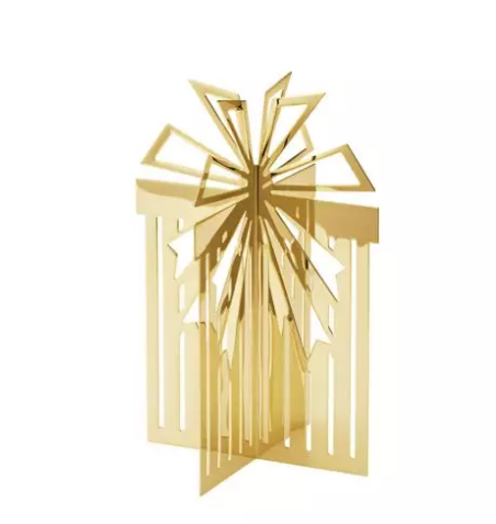 CC 2025 Table Ornament 18KT Gold Plated SS medium ist eine goldplattierte Tischdekoration in Geschenkform. Sie eignet sich perfekt als festlicher Tischschmuck für Weihnachten.