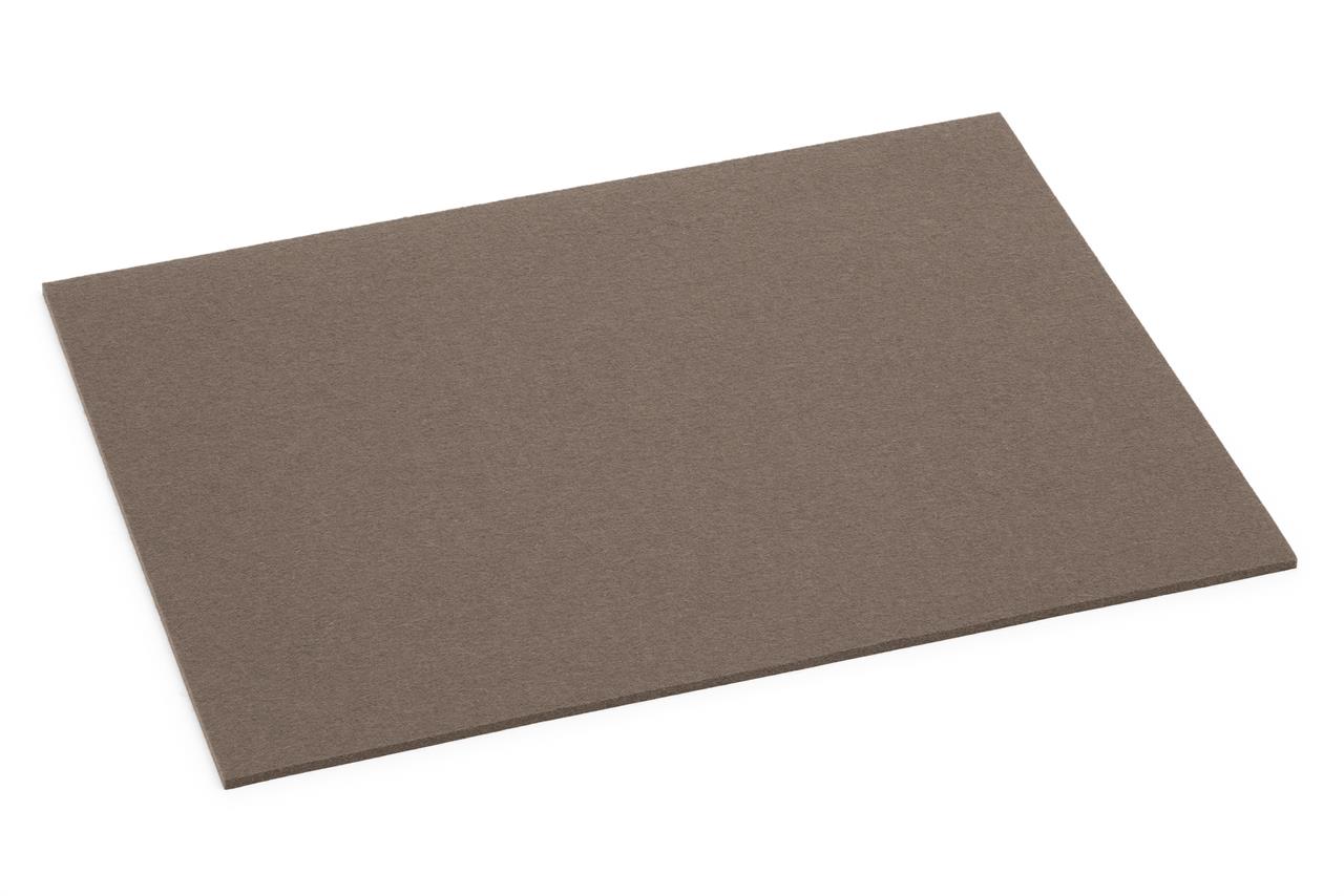 Das Bild zeigt ein rechteckiges Platzset in der Farbe Taupe. Die Maße des Produkts sind 45 x 35 cm.