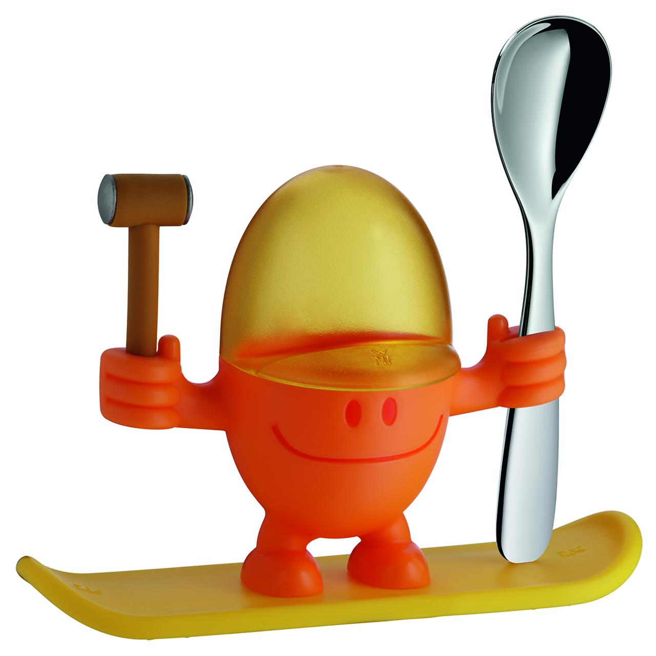 Das Bild zeigt den Eierbecher "McEgg Orange" in Form einer lustigen, orangenen Figur mit einem Hammer und einem Löffel in den Händen. Die Figur steht auf einer gelben Unterlage und hat eine halbdurchsichtige gelbe Kappe.