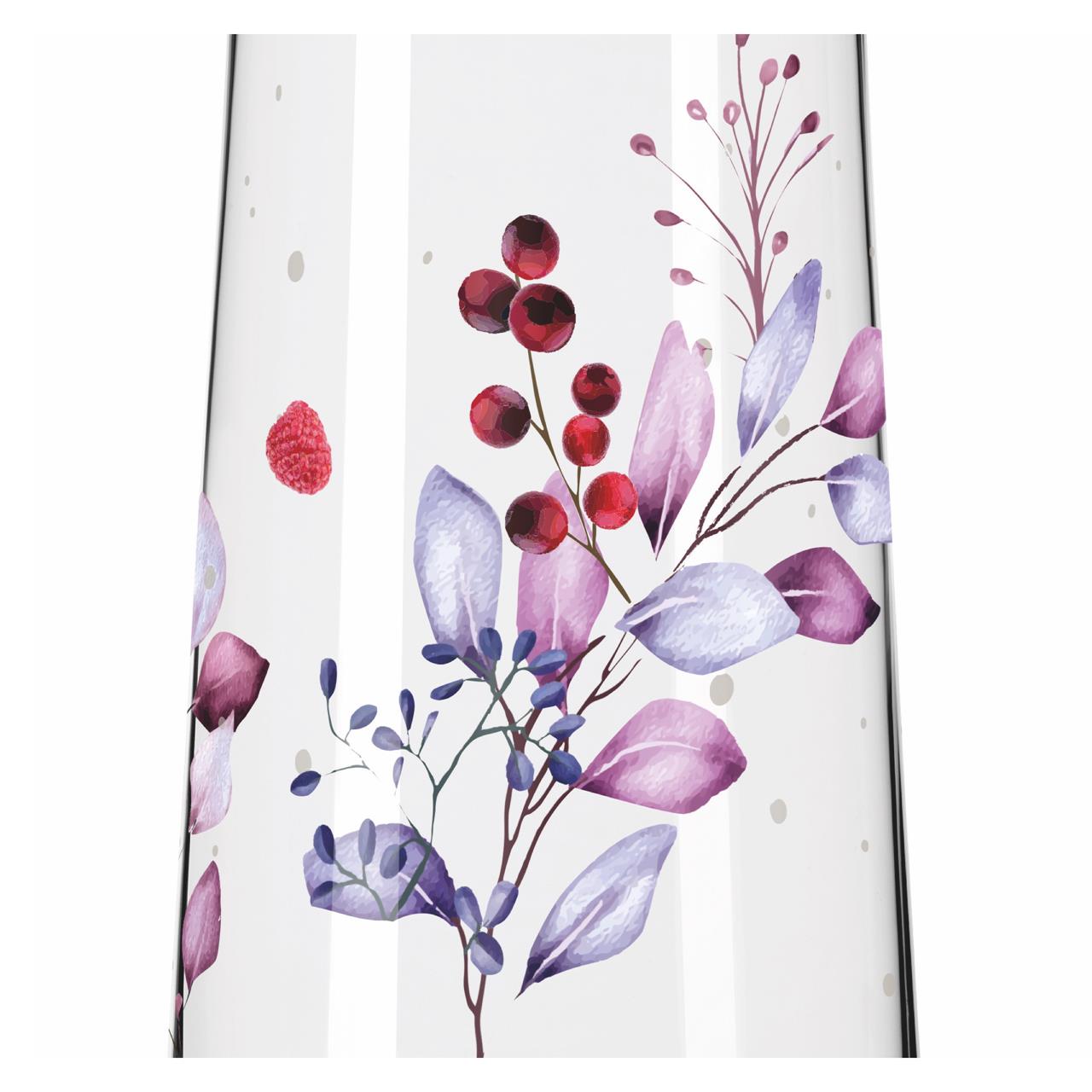 Das Bild zeigt ein Glas mit einem floralen Muster aus lila Blättern und roten Beeren. Das Design wirkt frisch und sommerlich.
