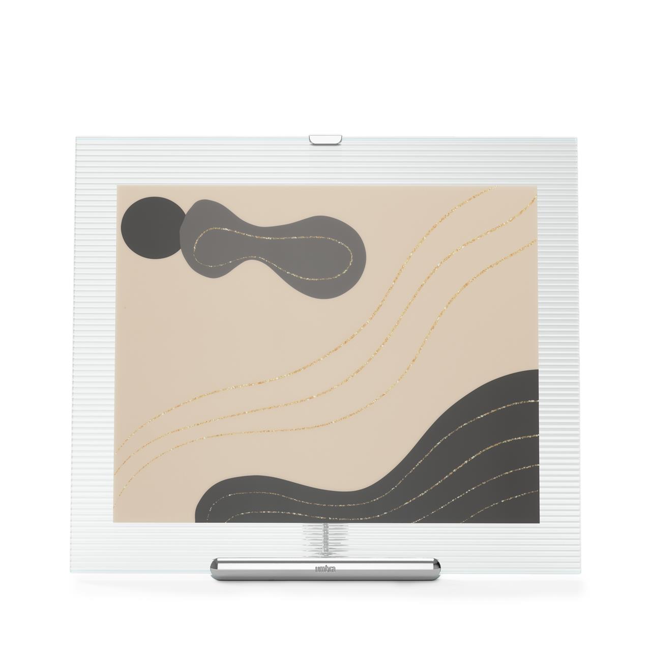 Der FLUTE Bilderrahmen 20x25 in Chrom zeigt ein modernes, geradliniges Design. Im Rahmen befindet sich ein abstraktes Bild mit schwarzen und goldenen Linien auf beigem Hintergrund.