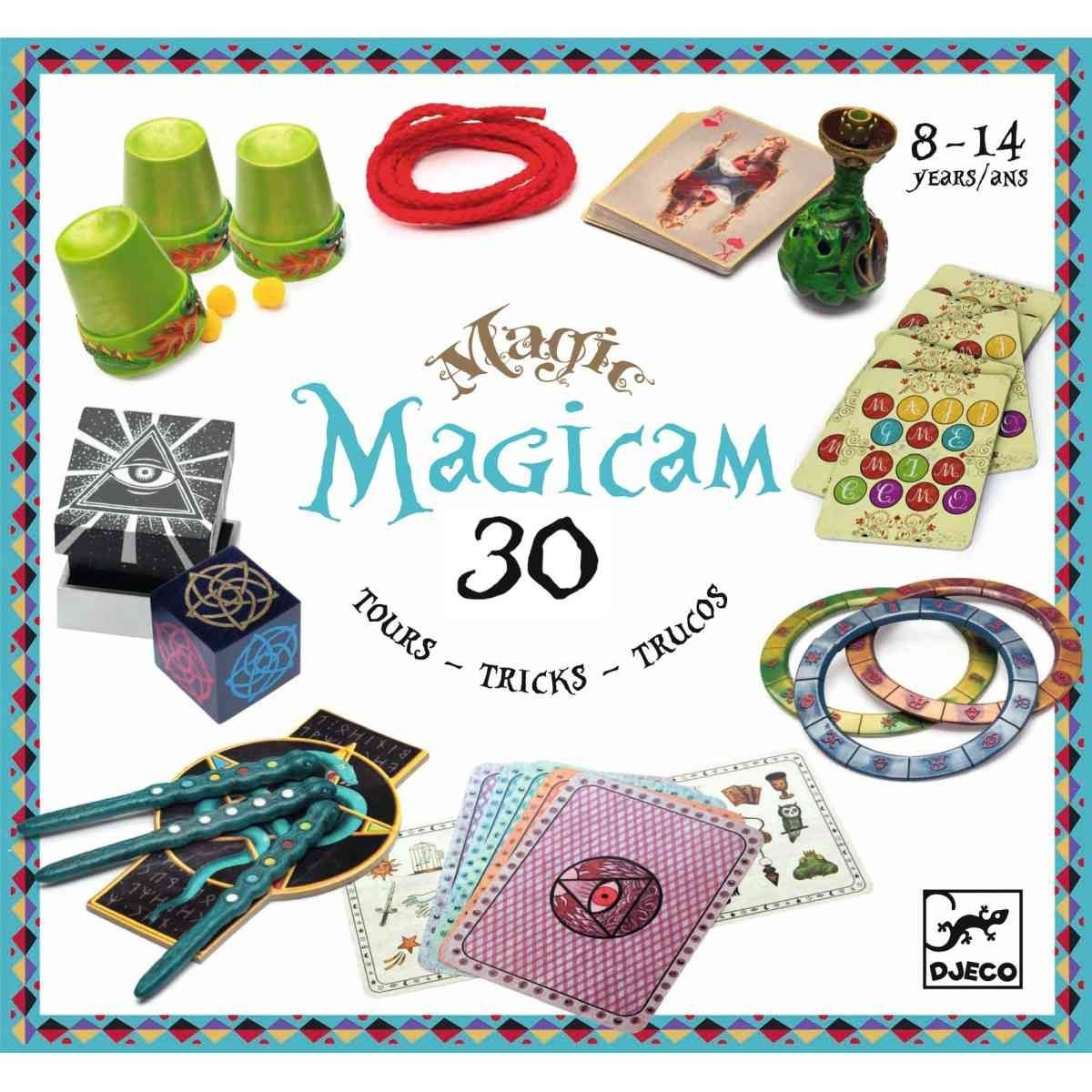 Das Bild zeigt das Zaubertricks-Set "Magicam* - 30 Tricks" von Djeco für Kinder von 8 bis 14 Jahren. Verschiedene Zauberutensilien wie Becher, Seile, Karten und Ringe sind abgebildet.