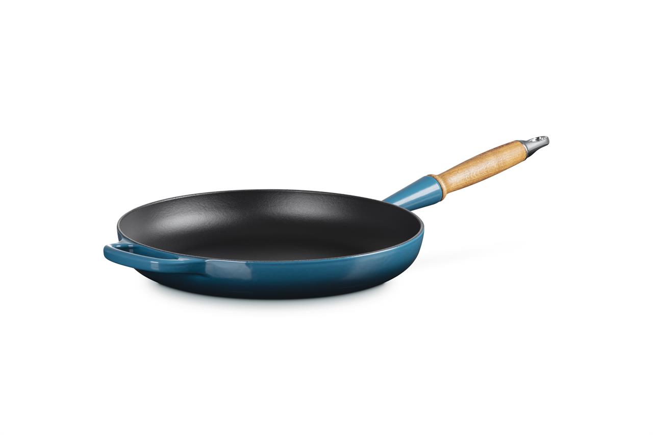 Die Abbildung zeigt eine Bratpfanne mit einem Durchmesser von 28 cm in der Farbe Deep Teal. Sie hat einen Holzgriff und eine antihaftbeschichtete Innenseite.