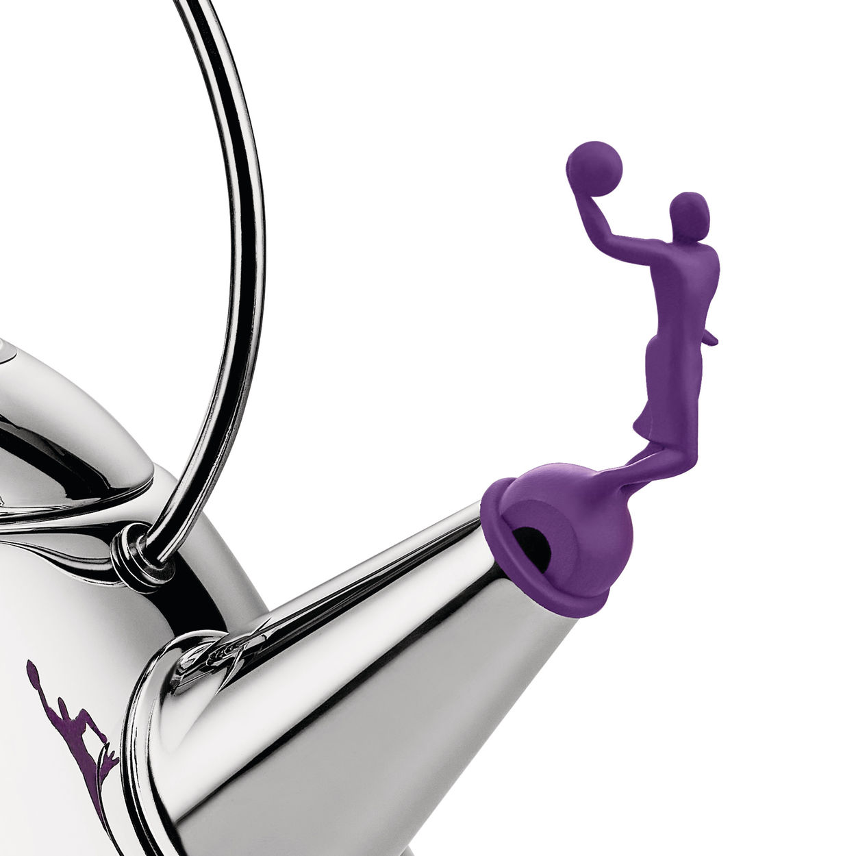 Der Wasserkessel Alaska Limited Edition ist aus silbernem Metall gefertigt. Am Ausguss befindet sich eine lilafarbene Figur, die einen Basketballspieler darstellt.