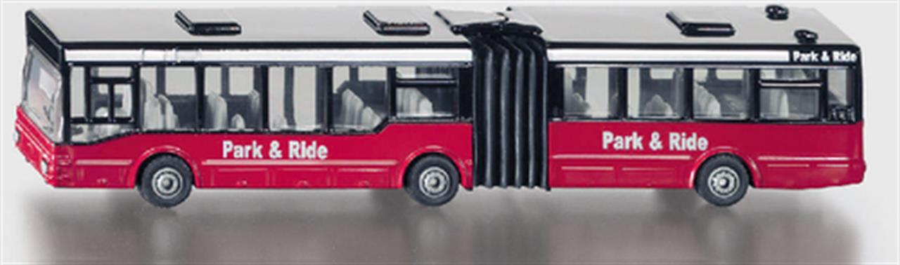 Gezeigt wird ein Gelenkbus 1617. Der Gelenkbus ist lang und flexibel.