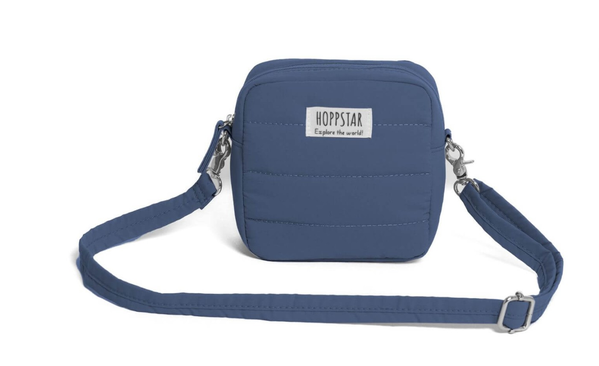 Die Kameratasche midi navy ist auf dem Bild zu sehen. Sie ist eine elegante Tasche in dunkelblauer Farbe.