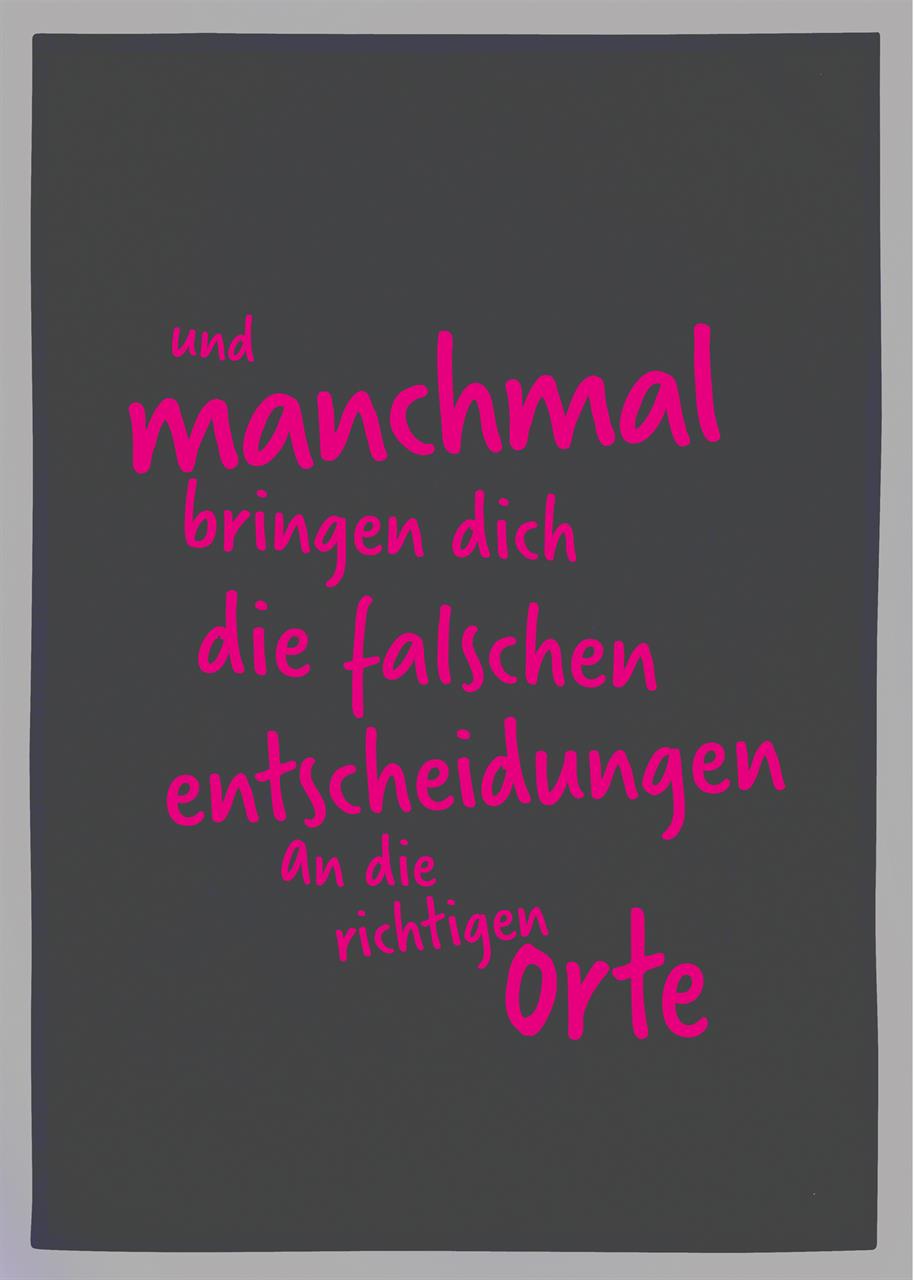 Das Bild zeigt ein graues Geschirrtuch aus Baumwolle mit pinkem Aufdruck. Der Text darauf lautet: "und manchmal bringen dich die falschen entscheidungen an die richtigen Orte".