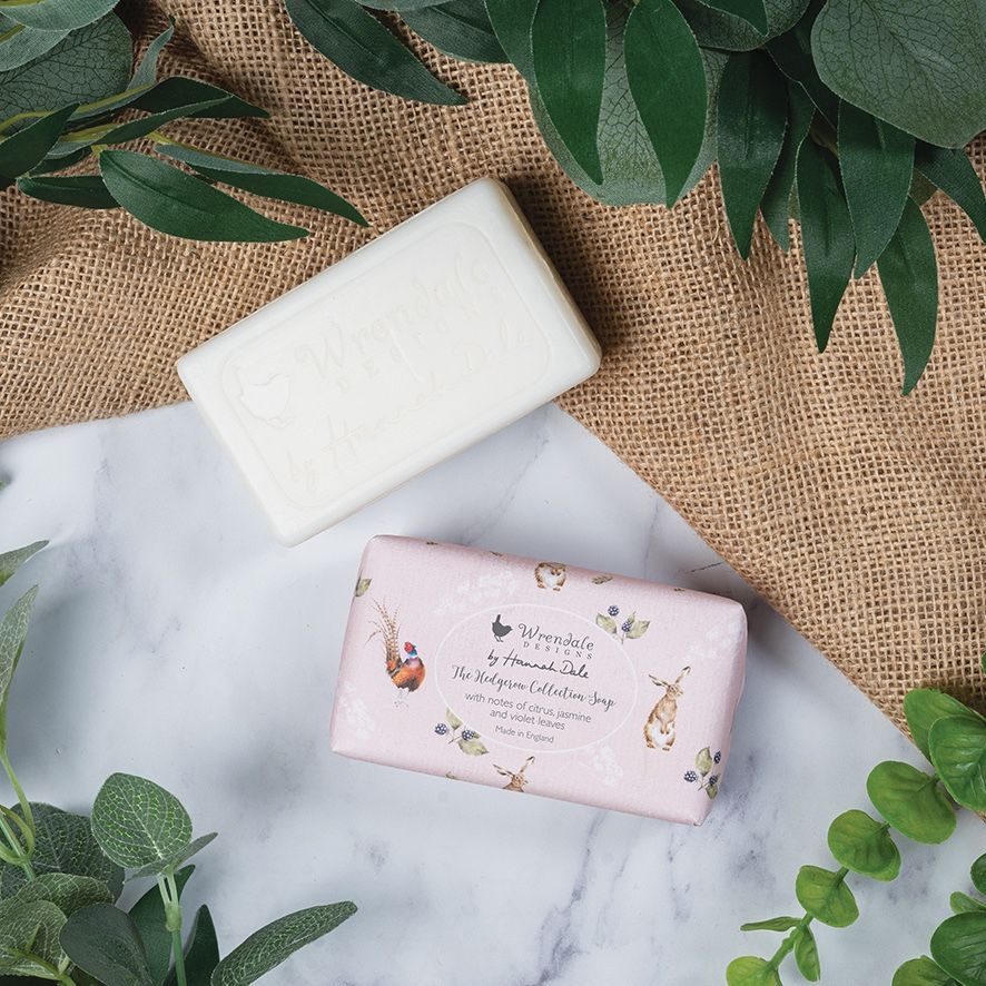 Das Bild zeigt die Seife - Hedgerow (190g), mit Zitrusfrüchten und Jasmin. Es handelt sich um ein Pflegeprodukt mit frischem Duft.